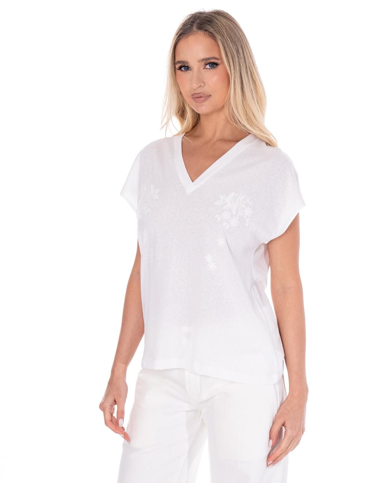 טישרט וי רקומה