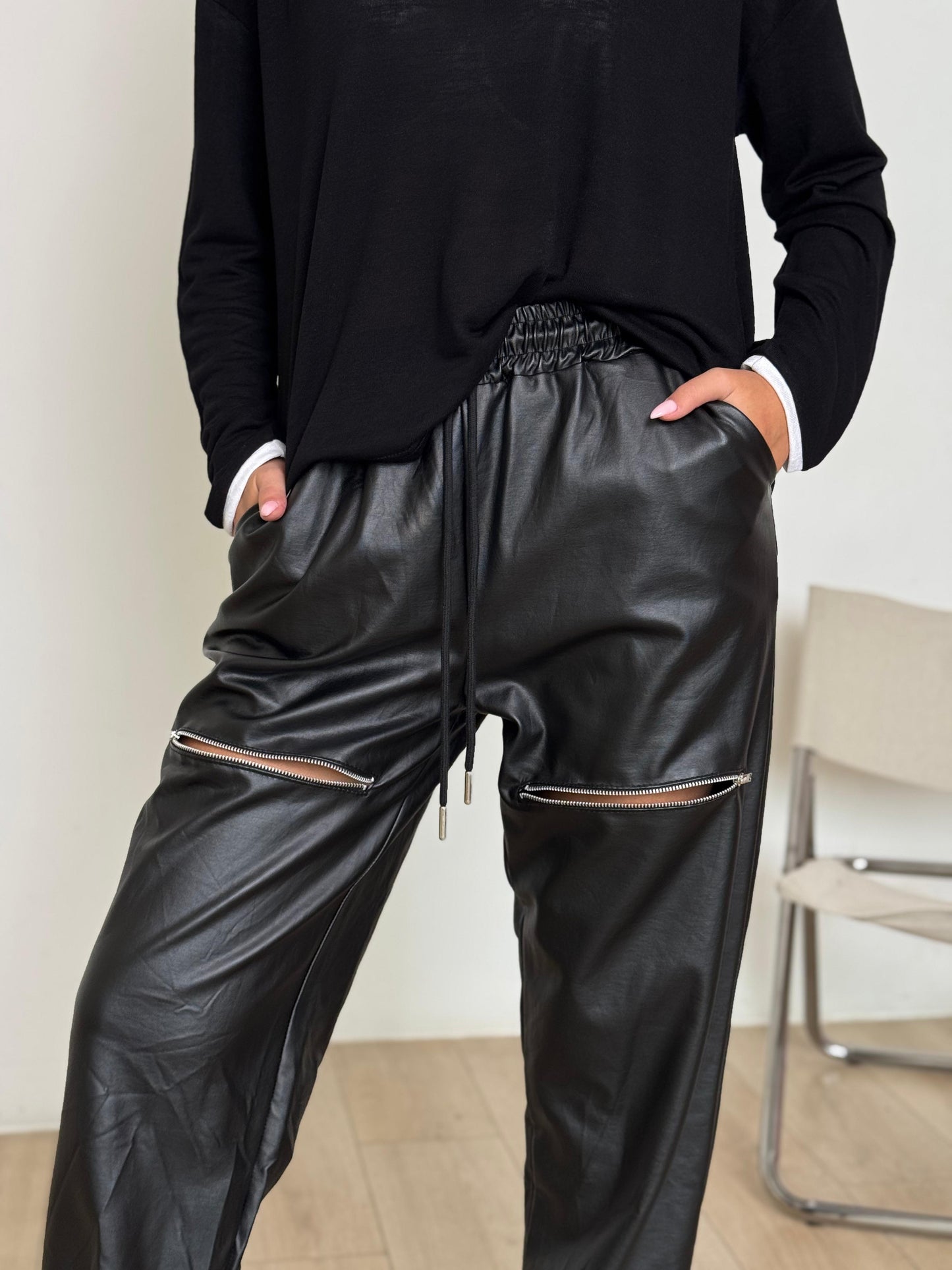 מכנס דמוי עור שילוב רוכסן